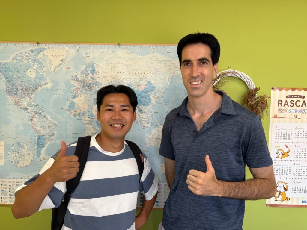 スペイン留学から帰国したりくと君とスペイン語講師ケビン